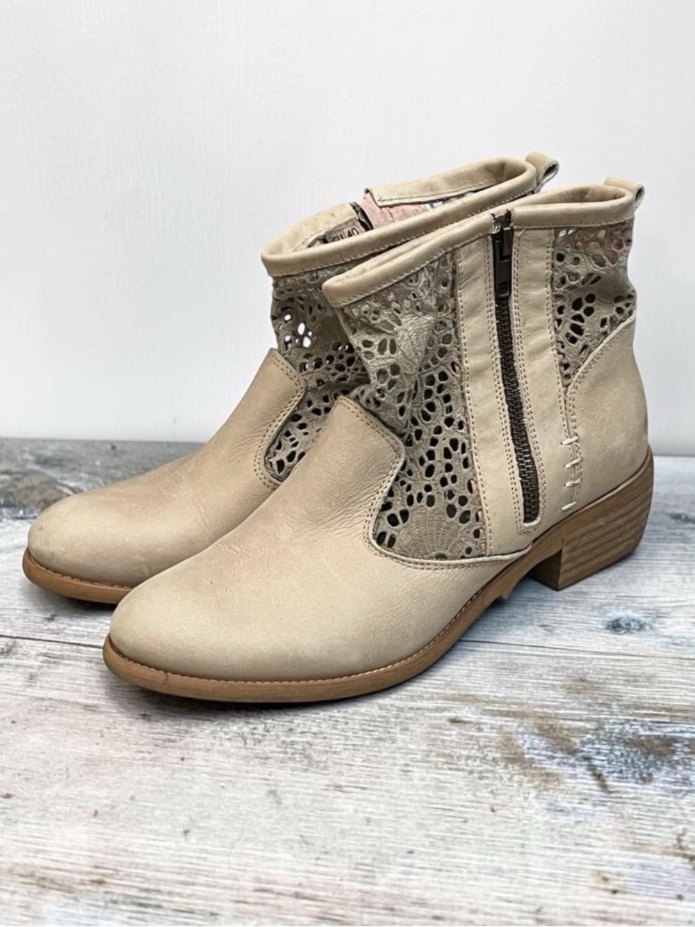 Musse & Cloud Ainhoa Leather Laser Cut Ankle Boots EU 40 US 9 Stone Taupe